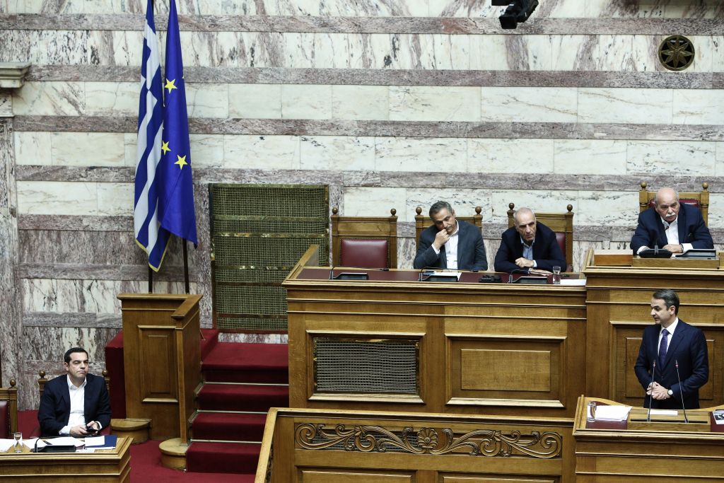 Ηπιότεροι τόνοι στη Βουλή από Τσίπρα - Μητσοτάκη, ψήφος εμπιστοσύνης με 153 «ναι»