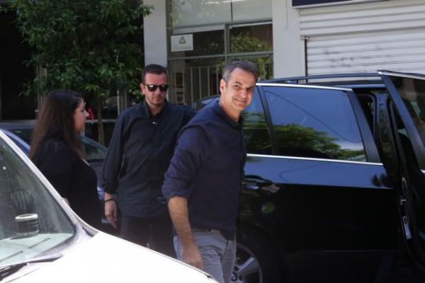 Στα γραφεία της ΝΔ ο Μητσοτάκης για τα exit poll