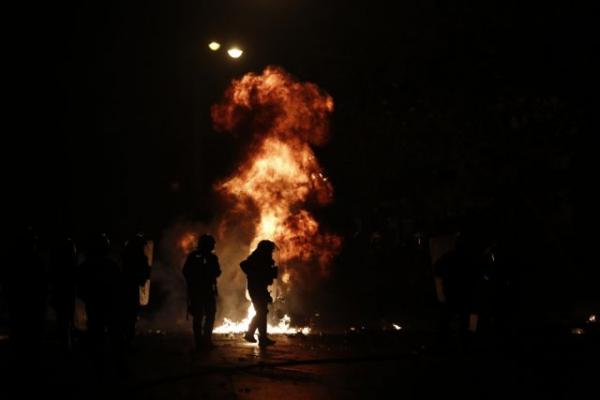 Επίθεση με μολότοφ στο ΑΤ Εξαρχείων