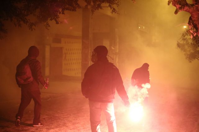 Νύχτα πυροβολισμών, μολότοφ και εμπρησμών σε Αττική και Θεσσαλονίκη