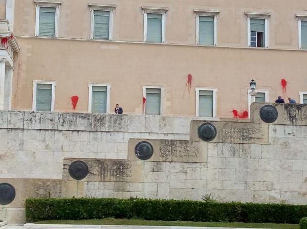 Σύσσωμη καταδίκη των κομμάτων για την επίθεση Ρουβίκωνα στη Βουλή