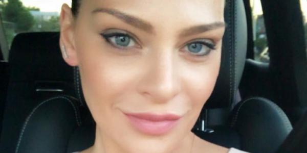 Η Υβόννη Μπόσνιακ άβαφη κάνει μποτέ