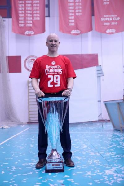 Αφιέρωμα της «As» στον πρωταθλητή Ολυμπιακό και τον Μουνιόθ