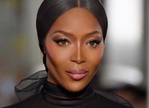 Εξώφυλλο της Ναόμι Κάμπελ «στο σφυρί»