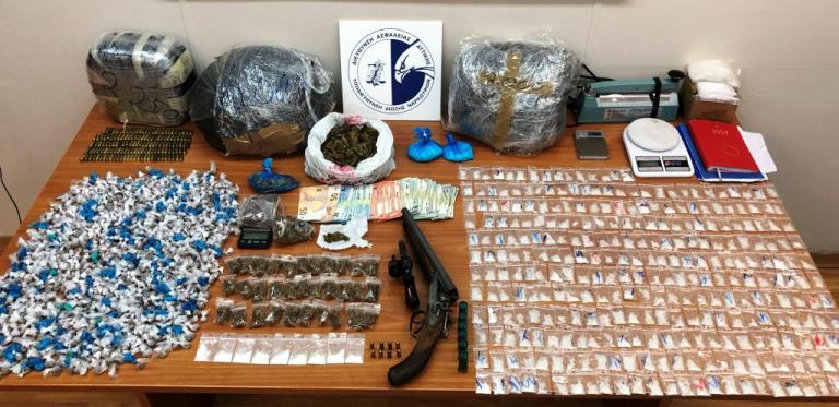 Εξάρθρωση σπείρας: Δεκάδες συσκευασίες ηρωίνης, κοκαΐνης και όπλα [εικόνες]