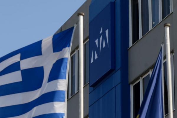 Ζημιές και συνθήματα για τον Κουφοντίνα στα γραφεία της ΝΔ στην Άνω Γλυφάδα