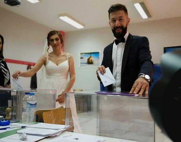 Viral: Παντρεύτηκαν και πήγαν να ψηφίσουν με το νυφικό και το γαμπριάτικο [Εικόνα]