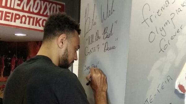 Η επίσκεψη του Γκος στην μπουτίκ της ΚΑΕ Ολυμπιακός