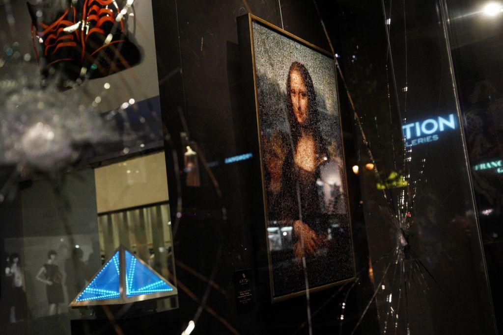 Όταν οι σπασμένες βιτρίνες γίνονται τουριστική ατραξιόν