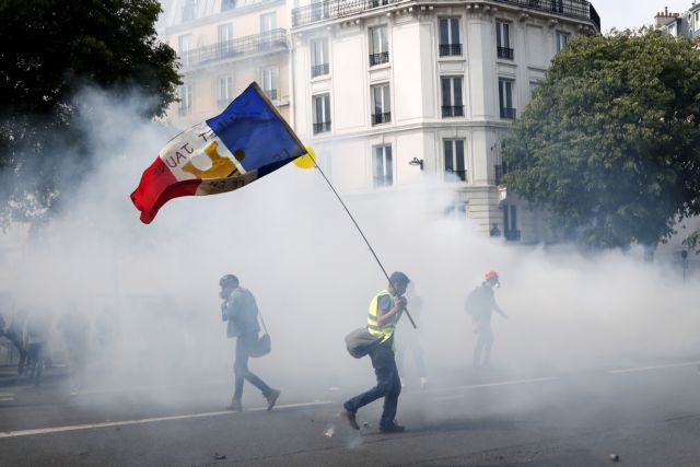 Πρωτομαγιά στο Παρίσι: Μαζικές πορείες, συγκρούσεις και 165 προσαγωγές