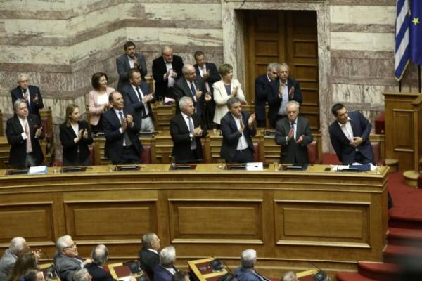 Government wins confidence vote after debate with ad hominem attacks