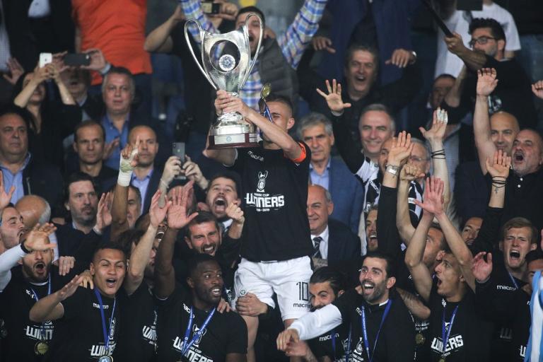 Η απονομή του Κυπέλλου στον νταμπλούχο ΠΑΟΚ