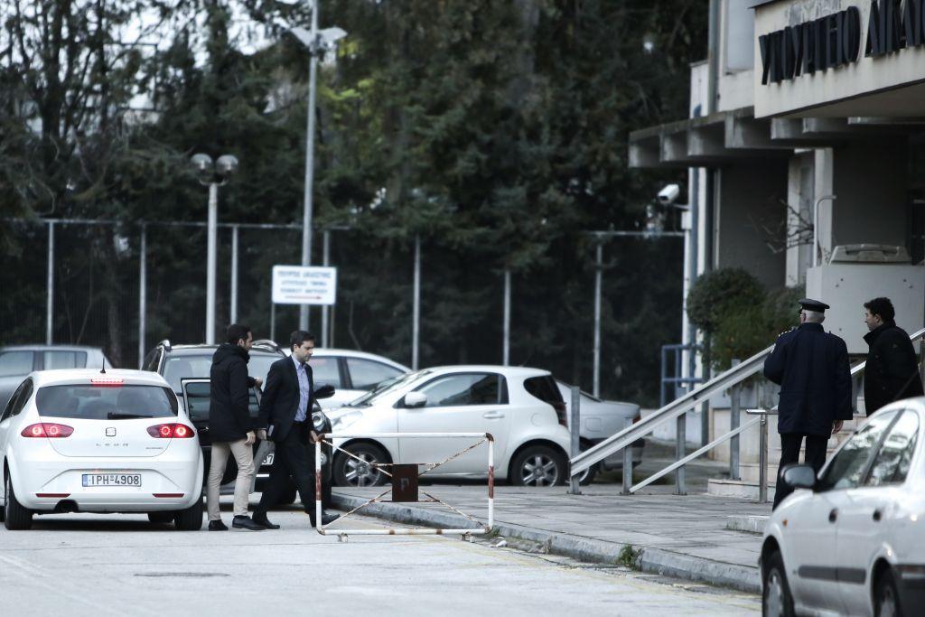 Γεμάτες με «κίτρινες κάρτες» οι βαλίτσες των θεσμών