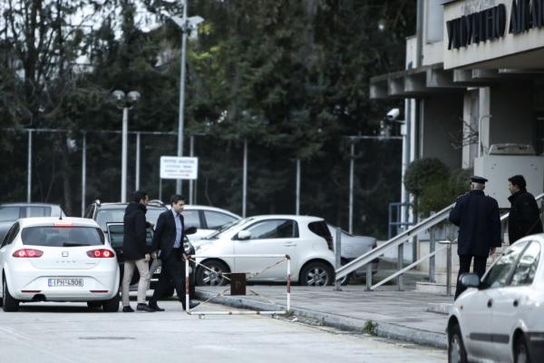 Γεμάτες με «κίτρινες κάρτες» οι βαλίτσες των θεσμών