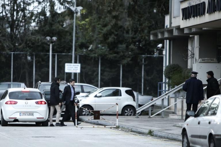 Γεμάτες με «κίτρινες κάρτες» οι βαλίτσες των θεσμών