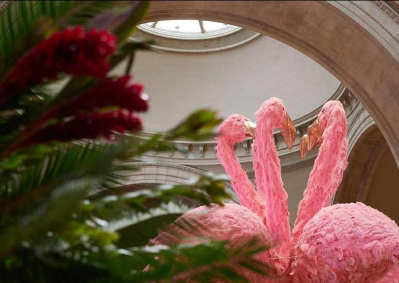 Γιγαντιαία ροζ φλαμίνγκο κατέλαβαν το Met Gala