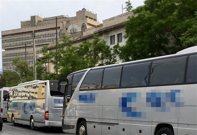 Μεταφερόμενοι «ψηφοφόροι» σε συγκεντρώσεις με 25 ευρώ το άτομο