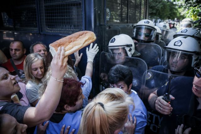 Ενταση έξω από τη Βουλή με τις καθαρίστριες -Συγκρούσεις και λιποθυμίες