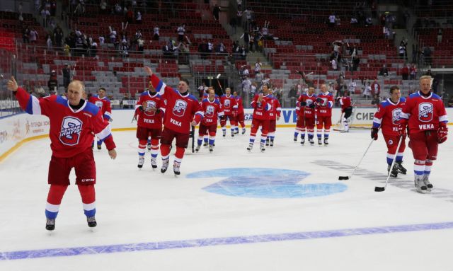 Επική τούμπα Πούτιν σε αγώνα χόκεϊ – Δείτε πώς σωριάστηκε ο Ρώσος πρόεδρος