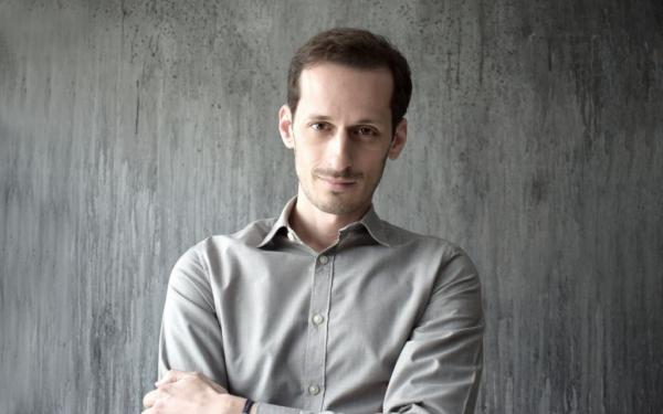 Ο Σταύρος Ράγιας μιλάει για την παράσταση «Στην Εθνική με τα μεγάλα» στο Νέο Κόσμο