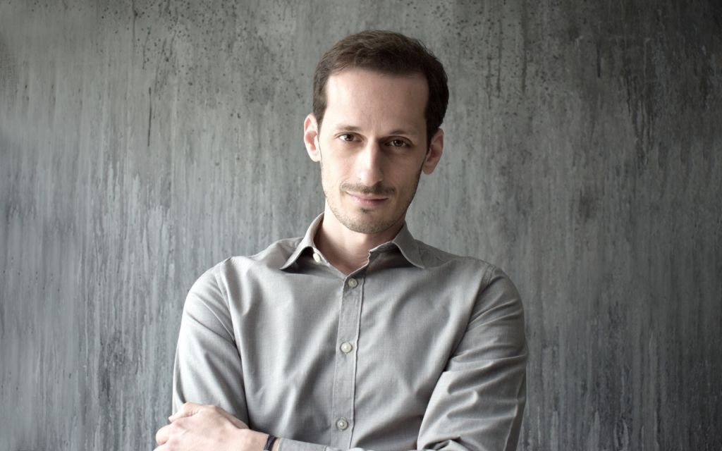 Ο Σταύρος Ράγιας μιλάει για την παράσταση «Στην Εθνική με τα μεγάλα» στο Νέο Κόσμο