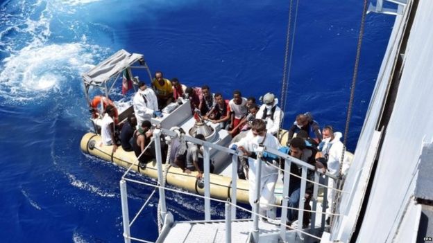 Ιταλία: Οι Αρχές διέσωσαν 55 μετανάστες – Ο Σαλβίνι απειλεί να εμποδίσει την αποβίβασή τους