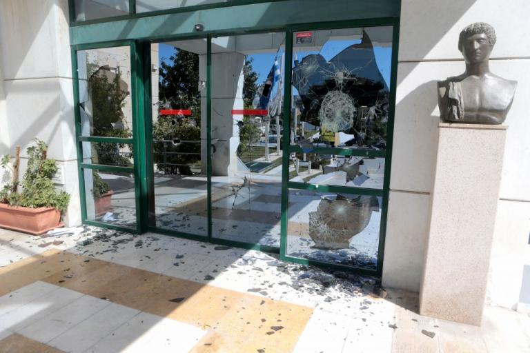 Γιατί ο Ρουβίκωνας και οι επιθέσεις του βολεύουν τους πάντες