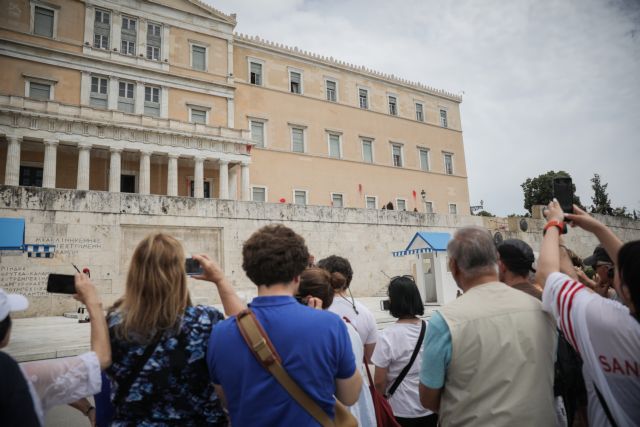 Νέος διεθνής διασυρμός της χώρας από επίθεση του «Ρουβίκωνα» στο ελληνικό κοινοβούλιο