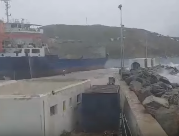 Θρίλερ με πλοίο - φορτηγό στη Σέριφο: Έσπασαν οι κάβοι λόγω του αέρα