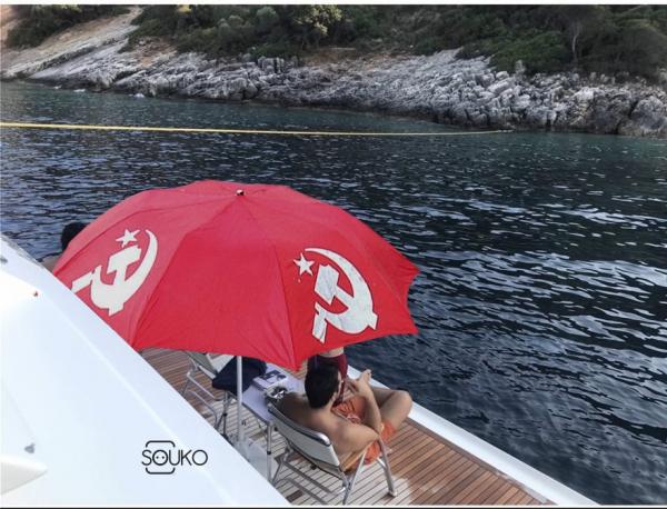 Πάρτι στο Twitter για τον «διώκτη των ελίτ» Αλέξη Τσίπρα