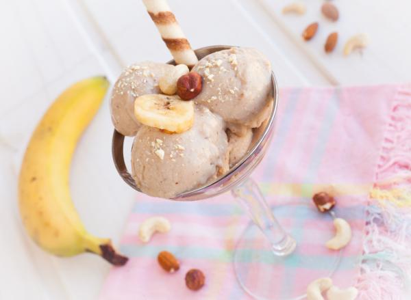 Η πιο εύκολη συνταγή για σπιτικό παγωτό με μπανάνα και κακάο