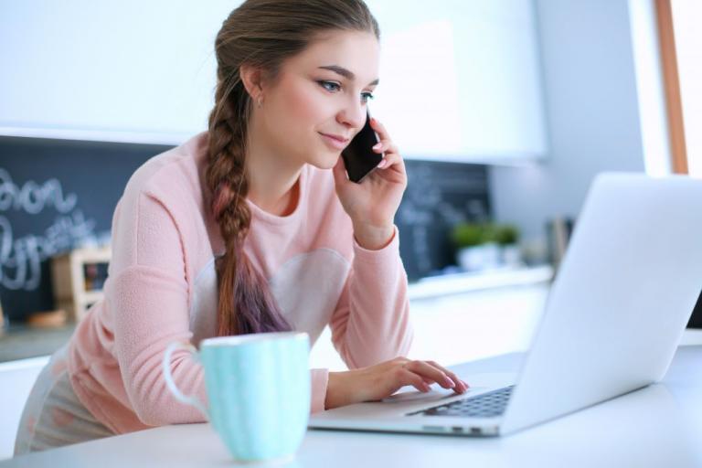 Τέσσερις τρόποι που το κινητό βλάπτει το δέρμα σας