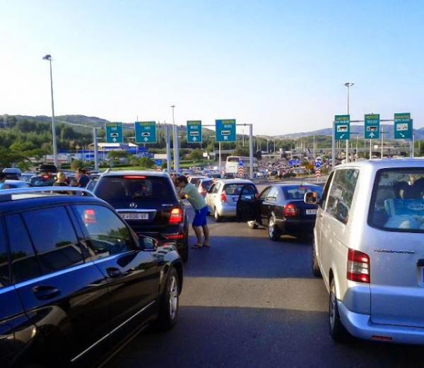 Ουρές αυτοκινήτων στα σύνορα της Β. Μακεδονίας με την Ελλάδα
