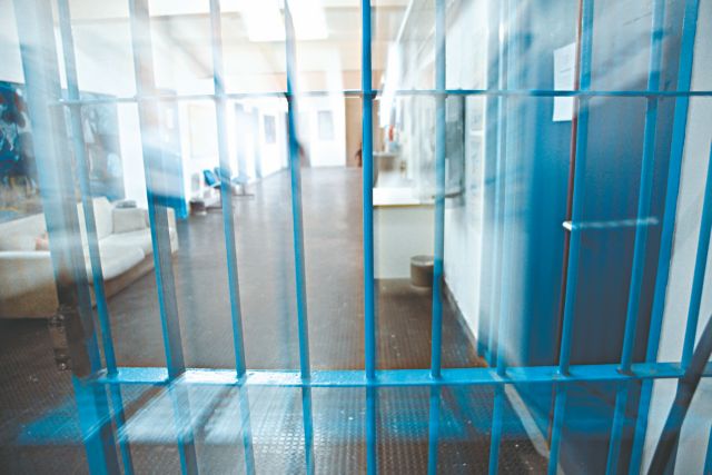 Σωφρονιστικοί υπάλληλοι προσέφυγαν στο ΣτΕ για το δικαίωμα να οπλοφορούν