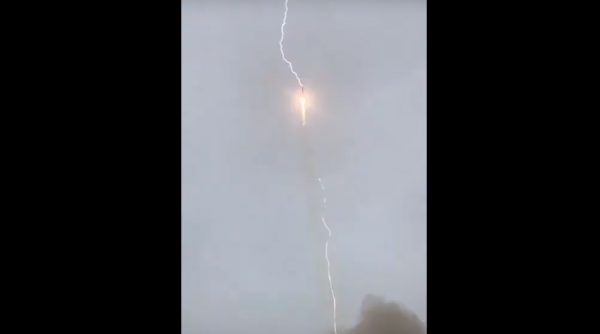 Βίντεο που «κόβει» την ανάσα: Κεραυνός χτυπά τον πύραυλο Soyuz κατά την εκτόξευση του