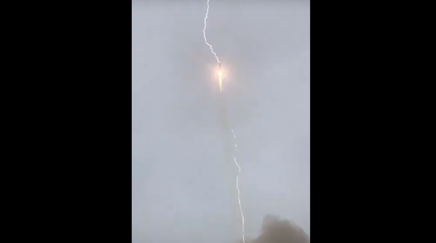 Βίντεο που «κόβει» την ανάσα: Κεραυνός χτυπά τον πύραυλο Soyuz κατά την εκτόξευση του