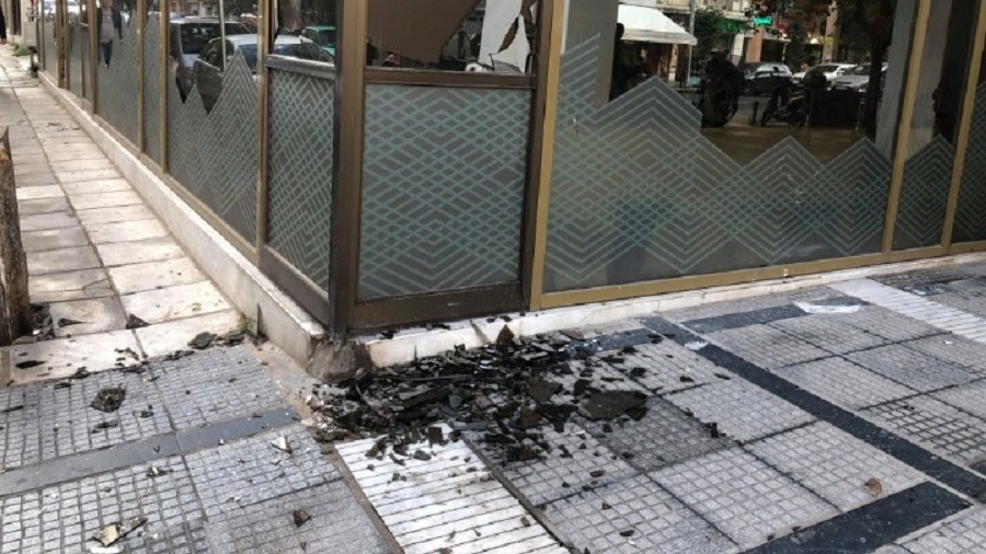 Θεσσαλονίκη: Επίθεση αγνώστων σε τράπεζα - Έσπασαν τζαμαρία