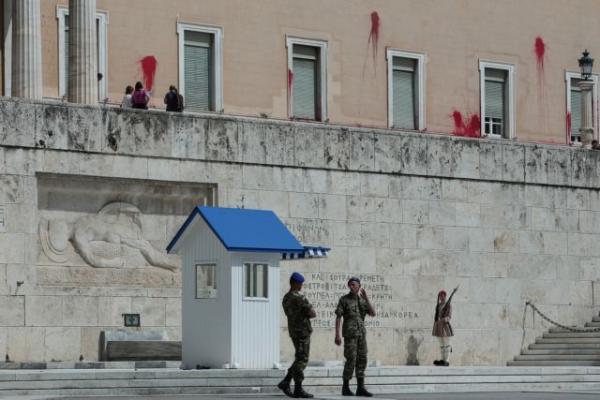 Μαξίμου : Αντιδημοκρατική ενέργεια ο βανδαλισμός του Κοινοβουλίου