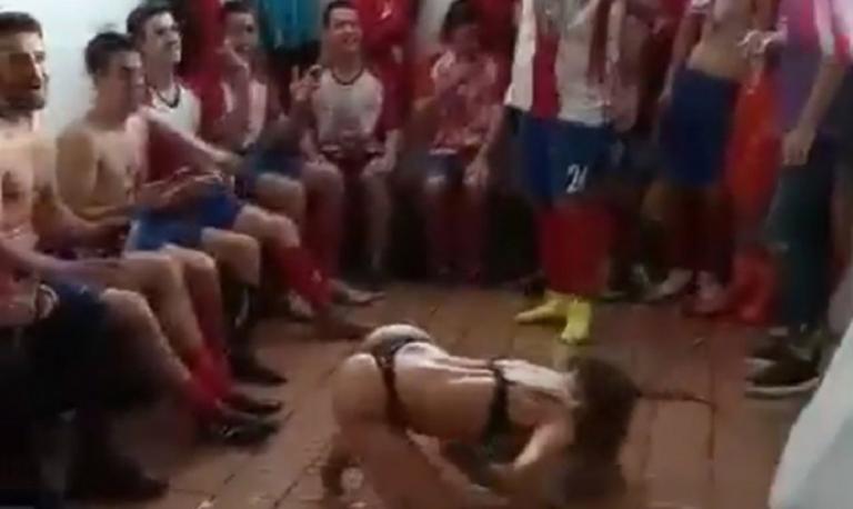 Με… στριπτιζέζ το πάρτι ανόδου στα αποδυτήρια