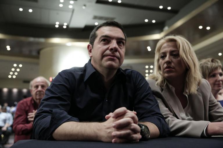 Σε κατάσταση αποσύνθεσης η κυβέρνηση – Γκρίνια από βουλευτές, πανικός στο Μαξίμου