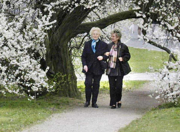 Το περπάτημα μειώνει σημαντικά τον κίνδυνο πρόωρου θανάτου για τις ηλικιωμένες