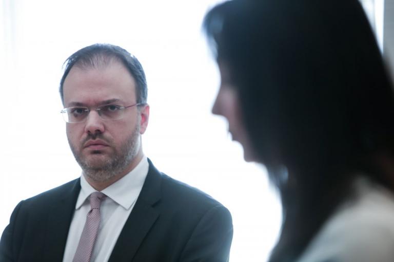 Τελετή παράδοσης – παραλαβής στο υπ. Τουρισμού – Έσταζε «μέλι» για την κυβέρνηση ο Θεοχαρόπουλος