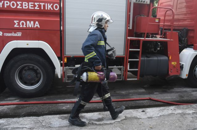 Θεσσαλονίκη: Απεγκλωβίστηκαν τέσσερα άτομα από φλεγόμενο κτίριο στο κέντρο της πόλης