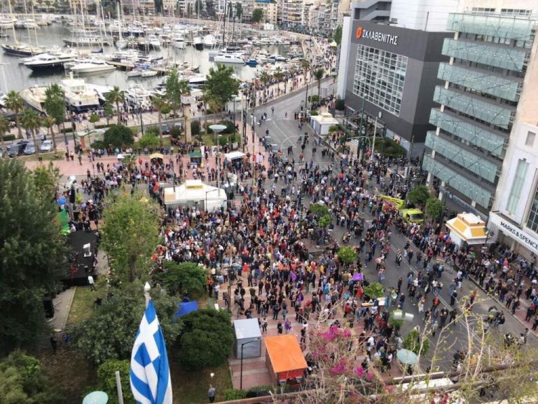 Ο Τσίπρας στον Πειραιά: «Αραία, αραία να φαινόμαστε καμιά σαρανταρέα»