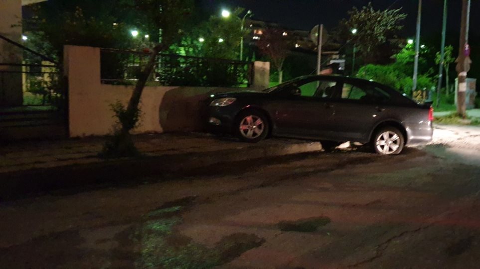 Τρίκαλα: Σύγκρουση οχήματος με μηχανή - Σε μάντρα καρφώθηκε το αυτοκίνητο