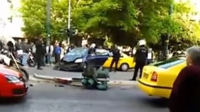 Συγκλονιστικές εικόνες από το σοβαρό τροχαίο στην Πατησίων με δύο τραυματίες