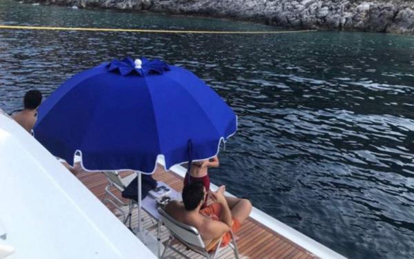 Τεταρταίος πυρετός για τις σκαφάτες διακοπές Τσίπρα και άλλων υπουργών