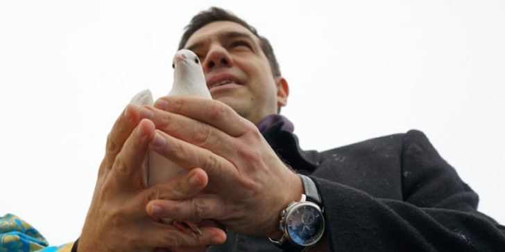 Πολιτικός χαμαιλεοντισμός: Ο Τσίπρας δοκιμάζει όλα τα «κουστούμια» για να αποφύγει την ήττα