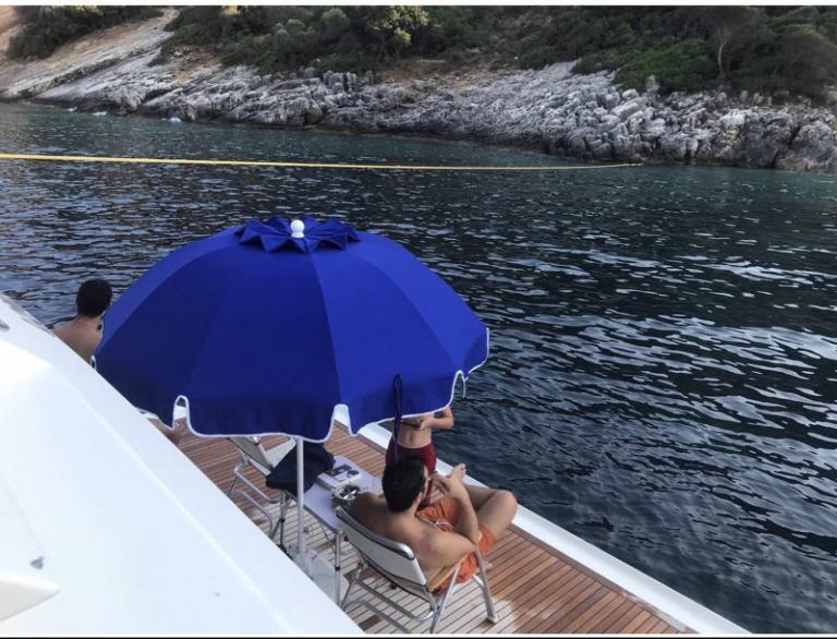 Ποιο βιβλίο διάβαζε ο Τσίπρας στο κότερο