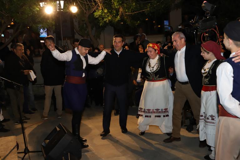 Των οικιών ημών εμπιπραμένων, υμείς άδετε